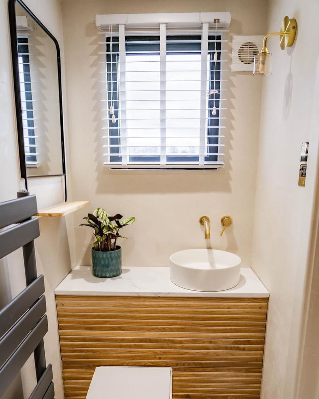 Tadelakt en-suite with a round basin on a fluted oak vanity